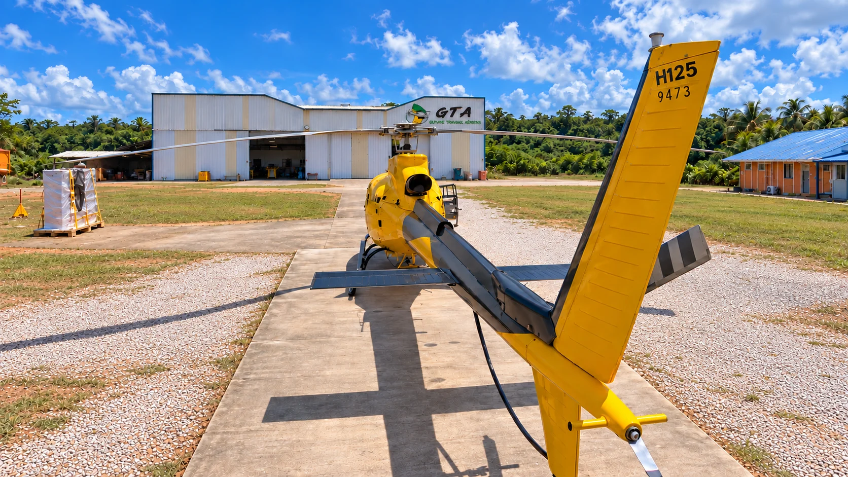 Hélicoptère devant le hangar GTA à la base opérationnelle de Macouria